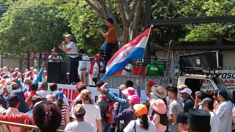 Acto frente al Palacio de Justicia en Asunción.