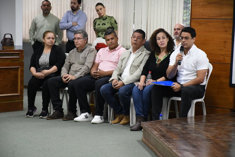 Nelson Mora, jefe de Gabinete de la Intendencia de Asunción y su equipo técnico presentando informe ante la Junta Municipal.