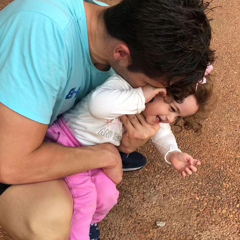 Benjamín Hockin jugando con su princesita Sienna Vittoria. (Instagram/Benjamín Hockin)