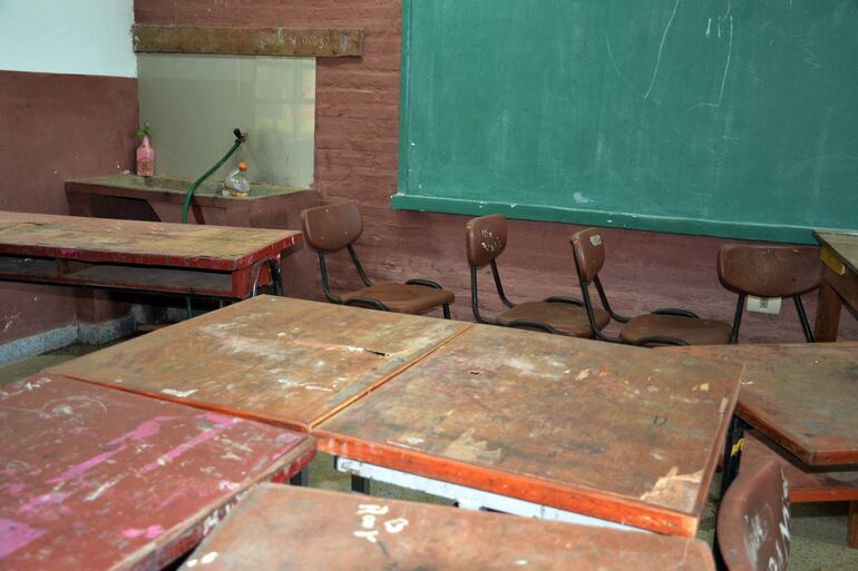 Las mesitas están en lamentables condiciones en la escuela y colegio San Agustín, de San Juan Nepomuceno. 