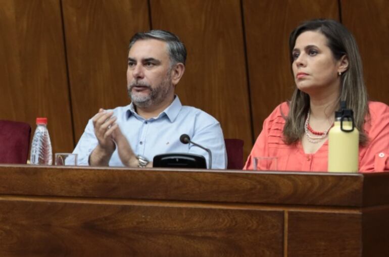 El senador liberal Ever Villalba y la senadora Kattya González.