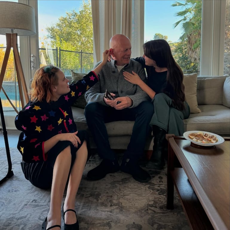 El icónico actor Bruce Willis rodeado del amor de sus hijas Tallulah y Scout. (Instagram/Tallulah Willis)