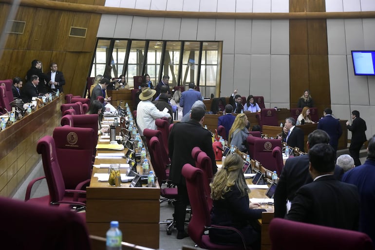 Durante la corta sesión de Diputados, los liberales cuestionaron a sus correligionarios que se alquilan y venden sus ideales.