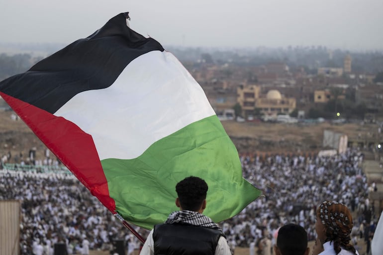 Un hombre porta una bandera de Palestina durante un acto religioso en Giza, Egipto, el pasado 10 de abril.