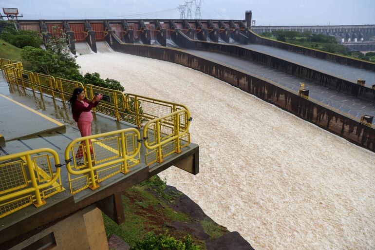 Las compuertas de Itaipú estan nuevamenta abiertas.