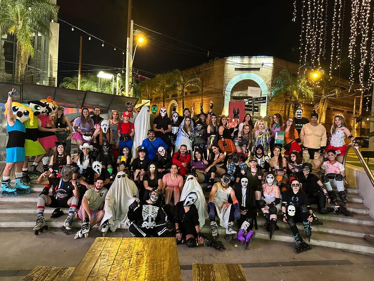 Más de 50 aficionados al patinaje lucieron sus mejores disfraces de Halloween y “conquistaron” en rollers las calles asuncenas.