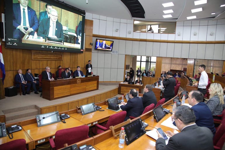 El fiscal general del Estado, Emiliano Rolón, acudió a la reunión de la comisión de Hacienda del Senado para defender su pedido de ampliación presupuestaria.