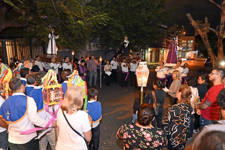 Los estacioneros de Ypané (de espaldas) durante la ceremonia del víacrucis en el microcentro capitalino.