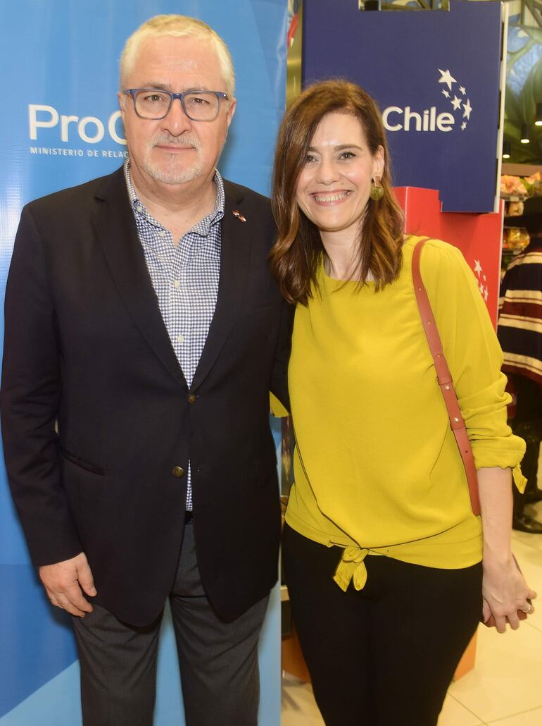 El embajador de la República de Chile en Paraguay, Guillermo Bittelman Adriasola y Susana López.