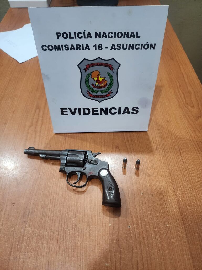 Arma de fuego incautada durante el procedimiento.