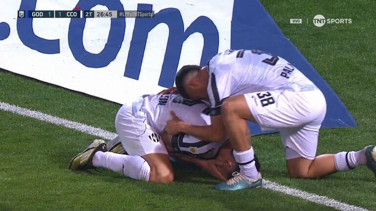 El paraguayo José Florentín (i), futbolista de Central Córdoba, celebra el tanto en el partido frente a Godoy Cruz por la fecha 13 de la Liga Profesional de Argentina.