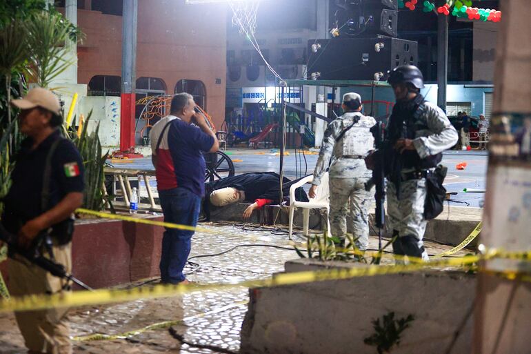 Miembros de la Guardia Nacional vigilan la zona donde fue asesinado el candidato a la alcaldía de Coyuca de Benítez por la alianza de los partidos Revolucionario Institucional (PRI), Acción Nacional (PAN) y de la Revolución Democrática (PRD), José Alfredo Cabrera Barrientos.