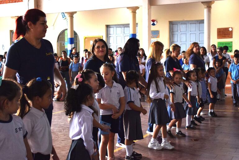 Para el lunes 1800 maestro mochileros fueron contratados para primera infancia.