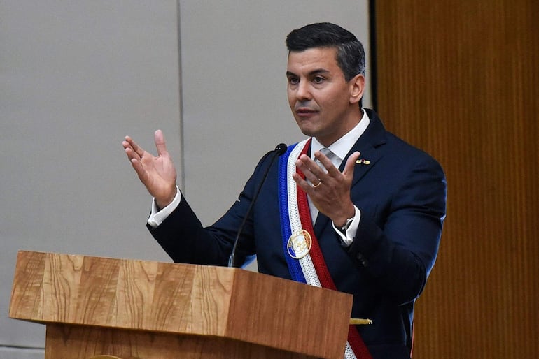 Santiago Peña, presidente del Paraguay, durante su primer informe de gestión.
