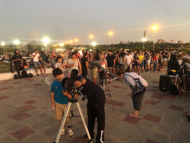 Cientos de personas visitaron el observatorio planetario en la terraza de Turista Róga, en la Costanera.