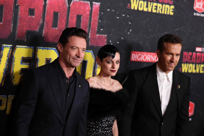 El actor australiano Hugh Jackman, la actriz británica Emma Corrin y el actor canadiense Ryan Reynolds en la premier de "Deadpool & Wolverine" en el David H. Koch Theater de New York.