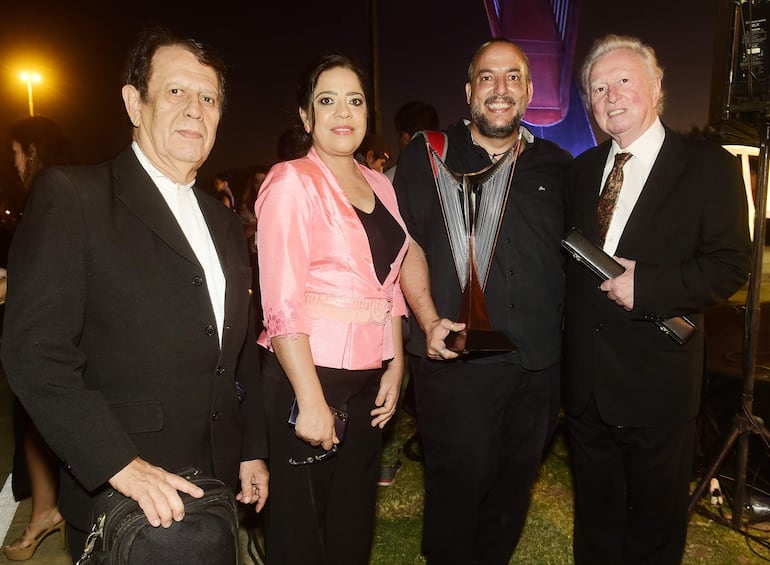 Miguel Ángel Echeverría, María Gloria Alarcón, el escultor Juan Pablo Pistilli y Luis Szarán.