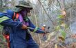 El Gobierno de Bolivia informó este viernes que el incendio forestal que amenaza al menos a dos poblaciones fronterizas con Brasil y una importante reserva natural está “controlado” a pesar de que el fuego se mantiene en el lado brasileño.