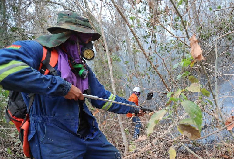 Un bombero voluntario boliviano colabora en el combate a los incendios en la localidad de Palestina.