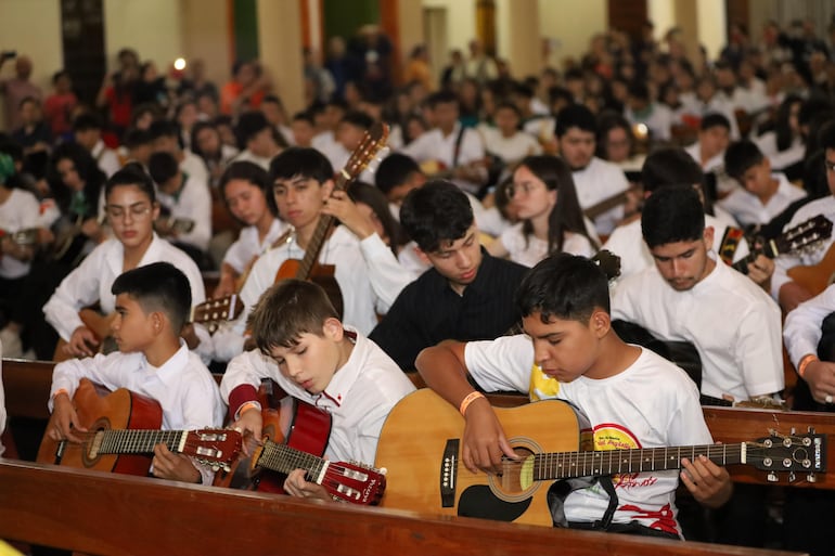 Parte del ensamble de los 300 guitarristas que rindieron homenaje a Mangore.