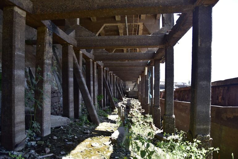 Lecho del río bajo el muelle del Puerto de Asunción, seco.