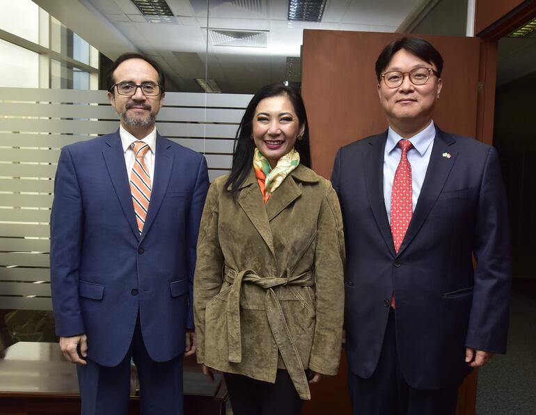 Homero Larrea, Silvia Morimoto y Jiman Kim.