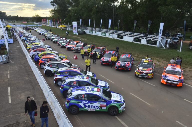 Los 57 autos de la edición 48 del Rally del Chaco para la clasificación en el Autódromo Rubén Dumot, en la ciudad de Capiatá.