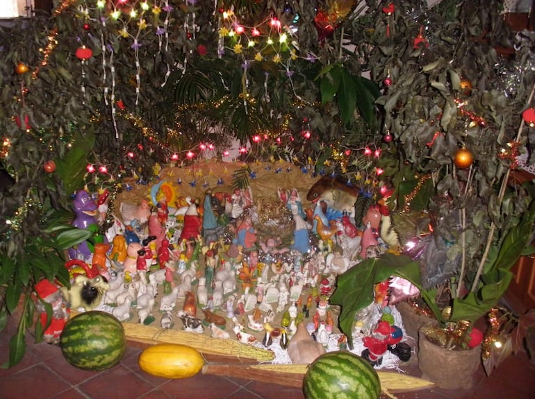 Figuras divertidas acompañan este pesebre, como por ejemplo alcancías de "Barnie" el dinosaurio. 