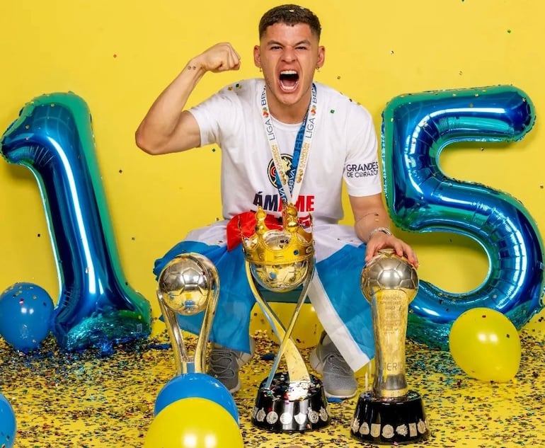 Richard Sánchez posa eufórico con los tres trofeos ganados con el América en un año: Apertura 2023, Clausura 2024, Copa de Campeones 2024