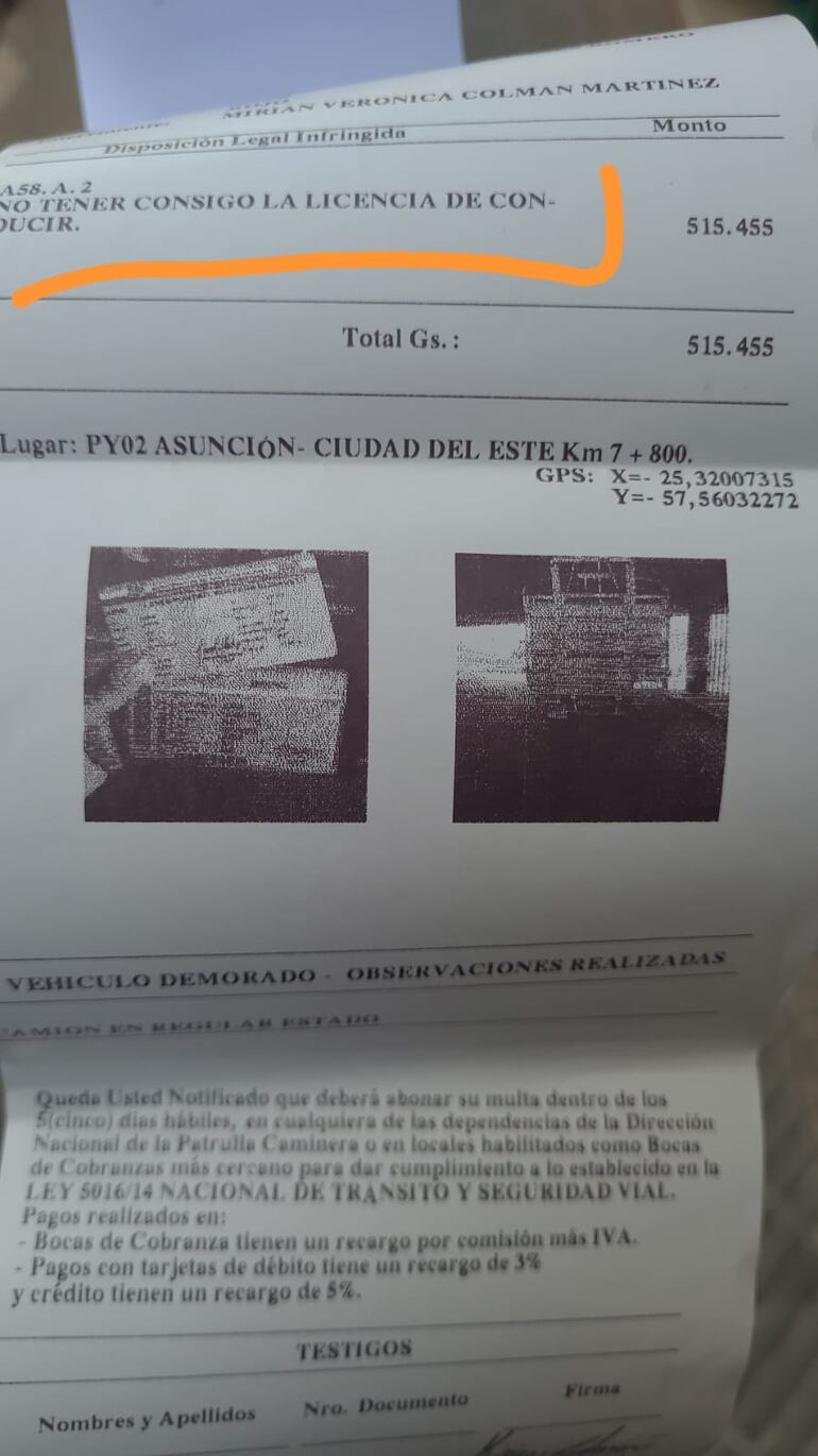 La multa que le cobraron al conductor por "no tener consigo su licencia de conducir", aunque sí la tenía en formato electrónico.