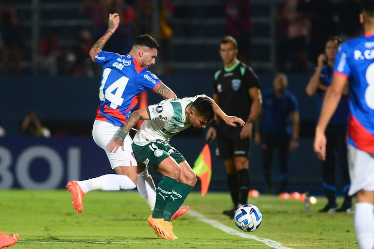 Gabriel Báez (i), jugador de Cerro Porteño, disputa el balón con Artur de Palmeiras en el partido de la fase de grupos de la Copa Libertadores en el estadio General Pablo Rojas, en Asunción, Paraguay.
