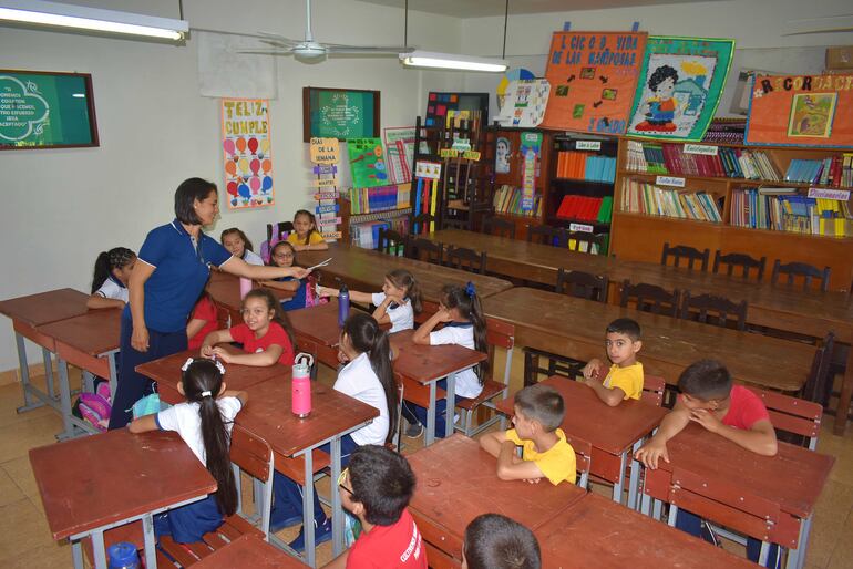 Alumnos del nivel inicial dando su primer día de clases en la biblioteca ante las aulas clausuradas por peligro de derrumbe.