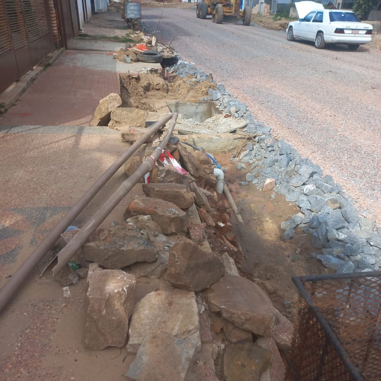 Las obras no permiten el fácil acceso de los vehículos a las casas de la zona.