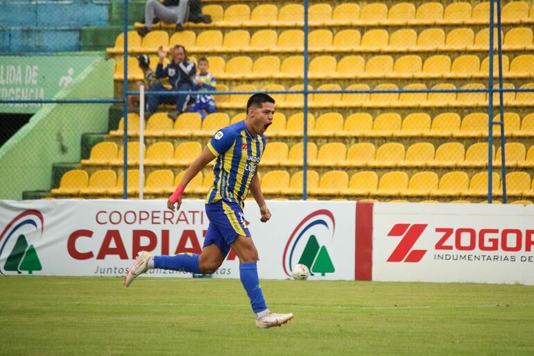 Ronald Duarte festeja el tanto de apertura del Deportivo Capiatá. (Foto: APF)