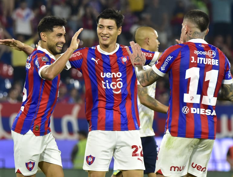 Juan Manuel Iturbe (11), Derlis Rodríguez (c) y Federico Carrizo, futbolistas de Cerro Porteño, celebra un gol en el partido frente a Sportivo Luqueño por la tercera fecha del torneo Clausura 2024 del fútbol paraguayo en le estadio La Nueva Olla, en Asunción, Paraguay.