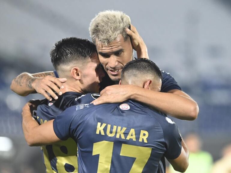 Los futbolistas del Sportivo Trinidense celebran un gol en el partido frente a El Nacional por la Fase 2 de la Copa Libertadores 2024 en el estadio Defensores del Chaco, en Asunción.