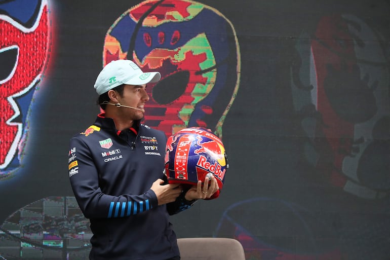 El piloto mexicano Sergio 'Checo' Pérez, posa este miércoles, durante una rueda de prensa en la Ciudad de México (México). Sergio 'Checo' Pérez, subcampeón de la Fórmula Uno, aseguró que el Gran Premio de México que se correrá el domingo, es una carrera diferente por la gran altitud sobre el mar y en allá puede acontecer cualquier cosa.