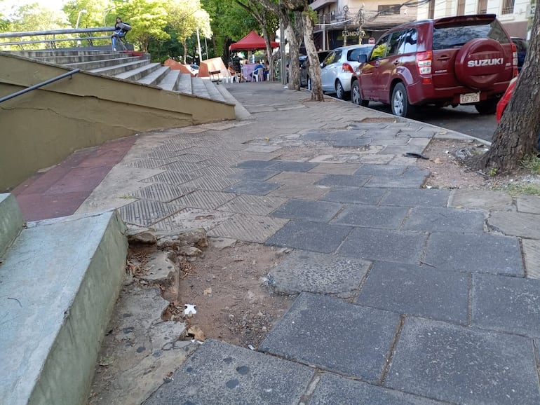 Veredas rotas en la plaza de la Democracia dan muestra del abandono de la administración de Nenecho a la capital.