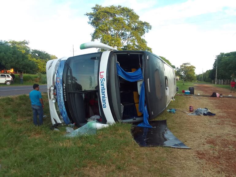 Un colectivo de larga distancia vuelca en Guayaibí