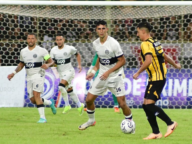 Kevin Parzajuk (16), futbolista de Olimpia, observa el balón en el partido frente a Guaraní por la séptima fecha del torneo Apertura 2024 del fútbol paraguayo en el estadio Villa Alegre, en Encarnación.