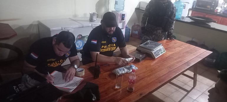 Agentes antinarcóticos verificaron la marihuana incautada.