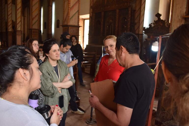 El arquitecto Javier Mendoza indica a la Ministra de la SNC Adriana Ortiz el trabajo que está desarrollando en el templo de Yaguarón.