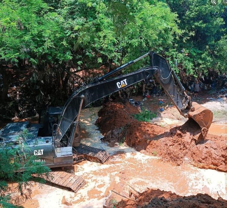 Maquinarias drenan el cauce hídrico del arroyo Lambaré.