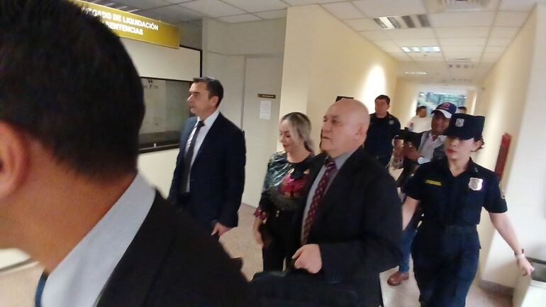 Momento en que Anadelia Acosta, llega sonriente al  Poder Judicial de Caaguazú.