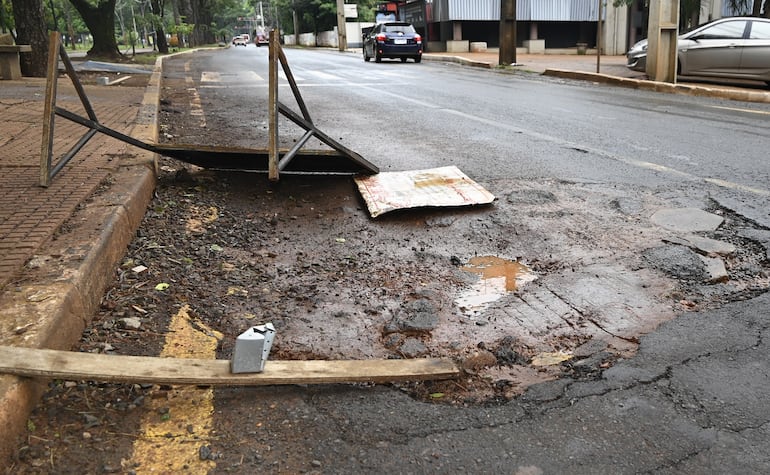 Bache sobre Bernardino Caballero, con señalización derrumbada. 