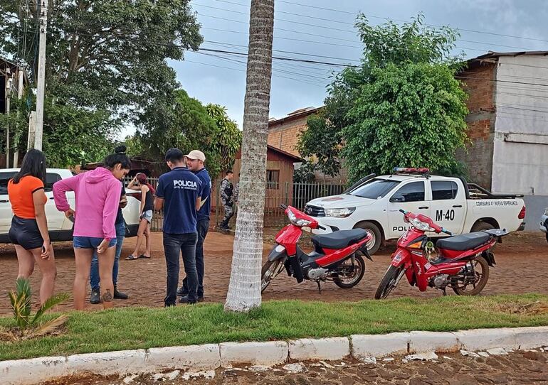 Los vecinos se reúnen frente a la casa donde fue asesinada Carolina de Fátima Ávila De Lima (29) en Nueva Esperanza, Canindeyú. Buscan a su pareja Néstor Eloi Torres Rodríguez, quien habría confesado el feminicidio a su madre.