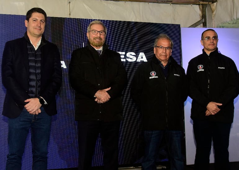 Miguel Carrizosa (segundo, de izquierda a derecha), junto a representantes de Scania en la Expo de Mariano Roque Alonso.