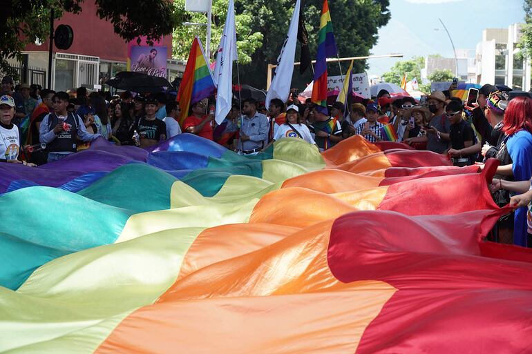 Imagen de archivo. Cientos de personas participan en la tercera marcha por el orgullo gay en la ciudad de Oaxaca (México).