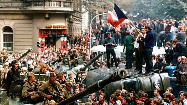 Tanques soviéticos aplastan la Primavera de Praga, 1968.