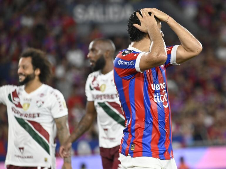 Cecilio Domínguez (d), jugador de Cerro Porteño, lamenta una jugada en el partido frente a Fluminense por la Copa Libertadores 2024 en el estadio La Nueva Olla, en Asunción, Paraguay.